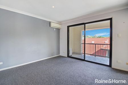 Ultra-Convenient Three Bedroom Townhouse - Close to UQ! - Photo 3