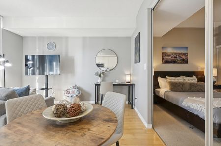 Bremner Boulevard - Photo 2