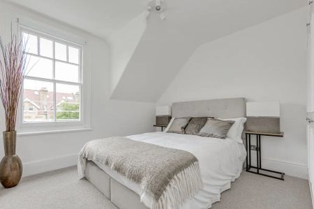 6 bedroom house in London - Photo 4