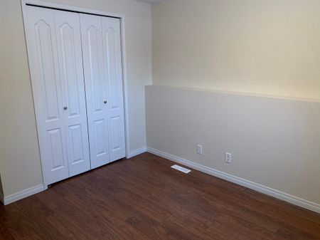 Amazing Find in Red Deer! 3 Bedrooms, 1 Bath!! - Photo 3