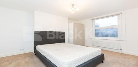 A generous 2 double bedroom property located minutes to Finsbury Park station - Photo 3