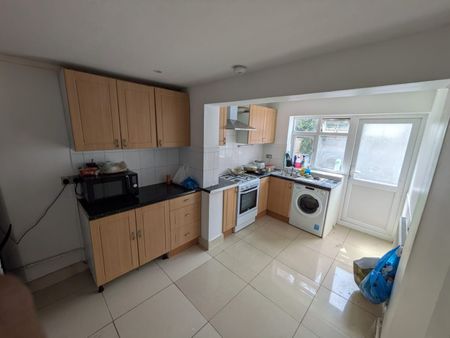 Room in a Shared House, Westbury Terrace, E7 - Photo 3