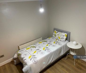 4 bedroom detached house to rent - Photo 3