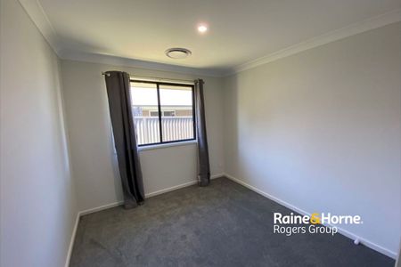 Spacious & Modern 5-Bedroom Family Home - Photo 3