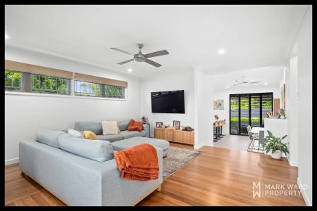 “Stunning 4-Bed House with Spacious Backyard” - Photo 2