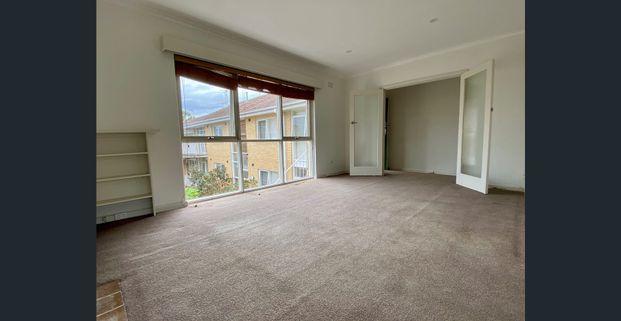 Sensational Location - Enjoy This Light Filled 2 Bedroom Apartment! - Photo 1