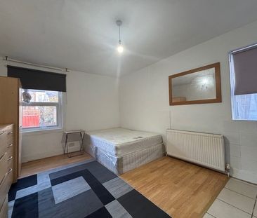 Studio Flat, Buckingham Road, NW10 - Photo 1