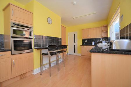 5 bedroom semi-detached house to rent - Photo 4