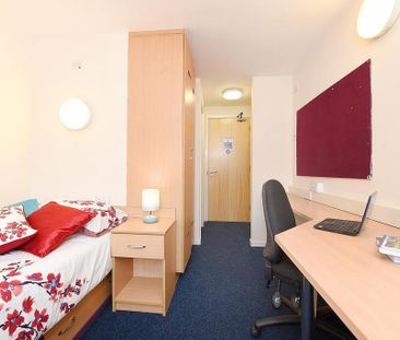 1 bedroom in a flat share to rent - Photo 3
