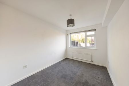 Valley Close, Loughton, IG10 - Photo 5