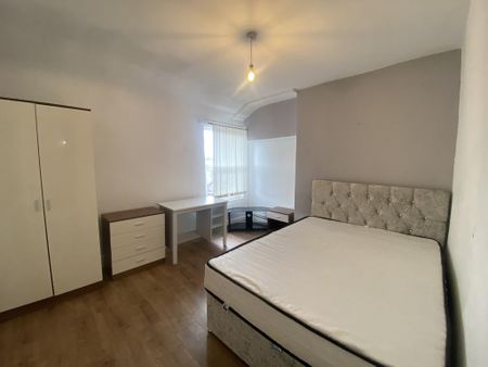 3 bedroom flat to rent - Photo 3
