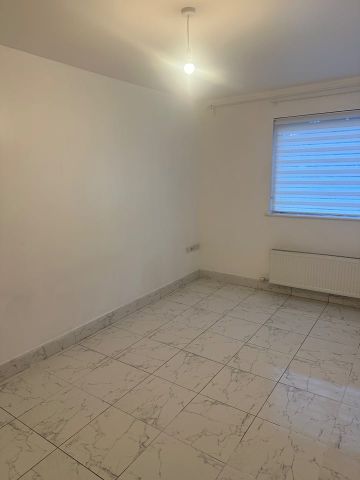 4 Bed Terraced House, Beech Mount, M9 - Photo 2