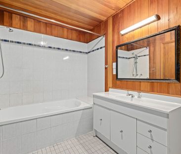 Family beach house quietly set in a sought-after enclave - Photo 3