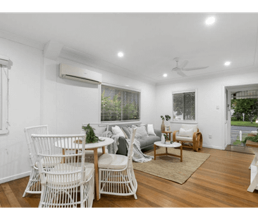 CHARMING FAMILY HOME IN A CONVENIENT WAVELL HEIGHTS LOCATION - Photo 2