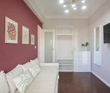 Room in a shared 4-bedroom apartment for rent in Lisbon. - Photo 4