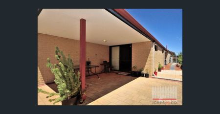 PERFECTLY POSITIONED FOUR BEDROOM HOME - Photo 4