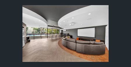 Spacious and Modern Two Bed Apartment Centrally in West End - Photo 2