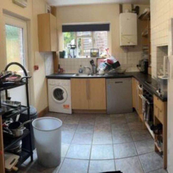 6 bedroom semi-detached house to rent - Photo 1