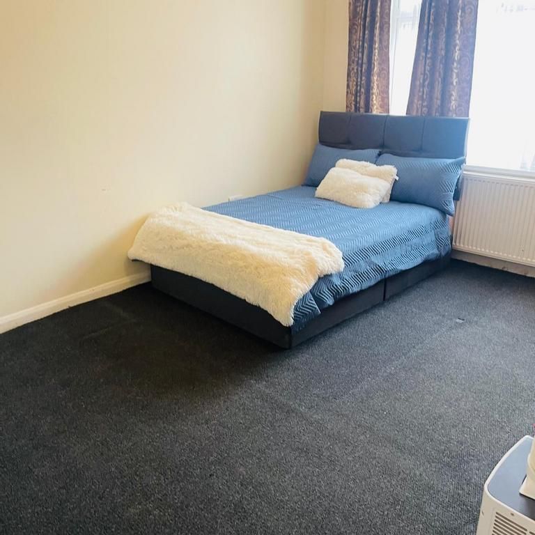 1 bedroom in a house share to rent - Photo 1