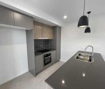 Stylish, Modern & Compact Family Home - Photo 3