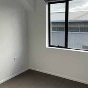 Near New One Bedroom Plus Study Apartment - Photo 2