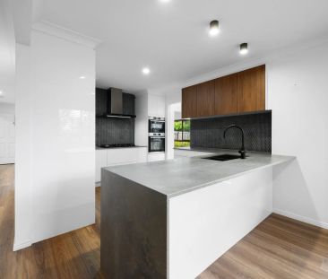 Beautiful 5-bedroom family home with a pool, in a perfect location,... - Photo 6