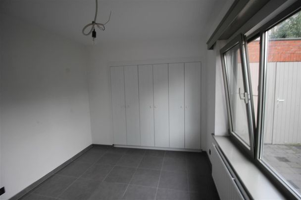 Vrijstaande gerenoveerde woning met 3 slaapkamers, tuin, terras en garage. - Photo 1