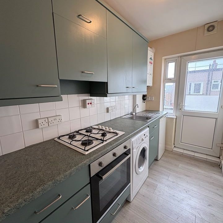2 Bed Flat, Elms Court, SW19 - Photo 1