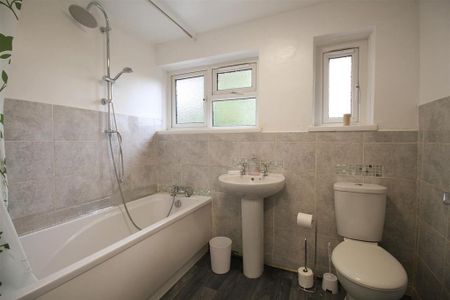 1 bedroom in a house share to rent - Photo 3