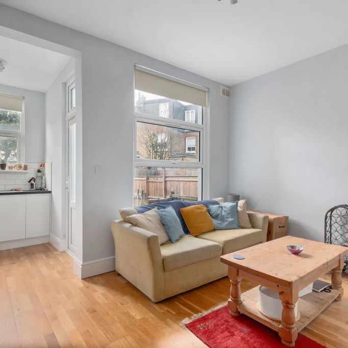 3 Bedroom Apartment, Durnsford Road, London - Photo 1