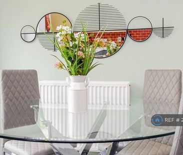 1 bedroom in a house share to rent - Photo 2