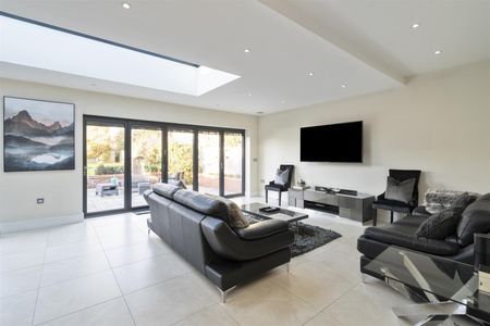 5 bed detached house to rent in Avenue Road, Dorridge, Solihull - Photo 5