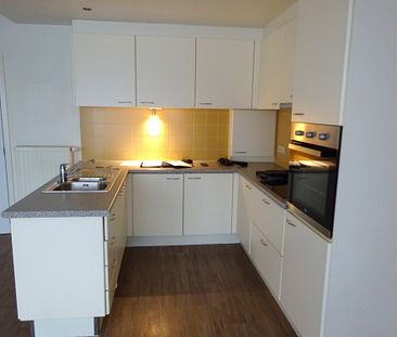 Ruim, gelijkvloers appartement met 2 slaapkamers, kelderberging en garage. - Foto 5