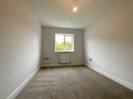 3 bedroom Semi-Detached House to let - Photo 4