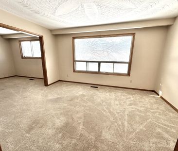 For Lease - 915 Taunton Road, Whitby, Ontario - Photo 1