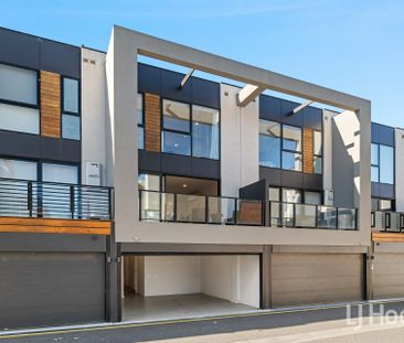 Stunning Tri-Level Townhouse with Breathtaking Urban Vistas for lease! - Photo 2