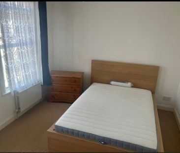Room in a Shared House, Priory Road, CR0 - Photo 5