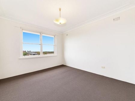 TOP FLOOR TWO BEDROOM APARTMENT! - Photo 2