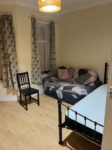 Studio Flat, Lindley Road, E10 - Photo 4