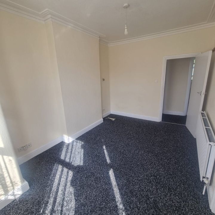 1 Bed Semi-Detached House, Seymour Garden, IG1 - Photo 1