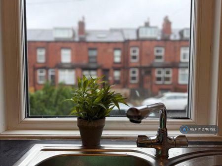 4 bedroom terraced house to rent - Photo 4