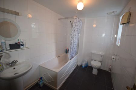 To Rent Queens Road, Westbourne, Bournemouth, BH2 £1,330 pcm Tenancy Info - Photo 5