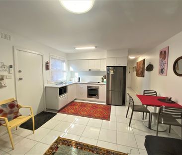 2 Bedroom Flat With Internet, Water & Electricity Included! - Photo 3