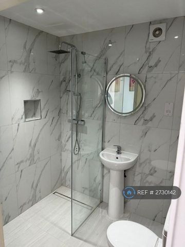 1 bedroom in a flat share to rent - Photo 5