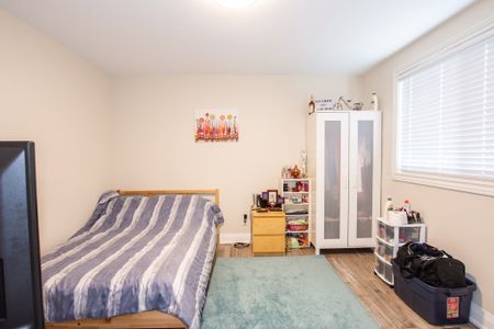 Spacious 3 Bedroom Unit off of Upper Gage!! - Photo 3