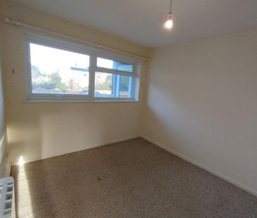 3 bedroom flat to rent - Photo 3