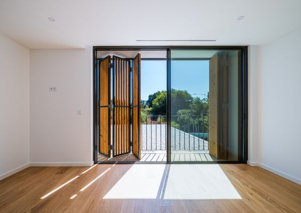 Moradia T6 de arquitetura moderna inserida no Golfe de Oeiras