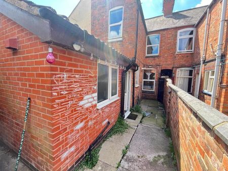 3 bedroom terraced house to rent - Photo 4