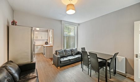 Spacious 6-Bed Student House with Double Rooms, Large Garden & 3 Bathrooms - Photo 2