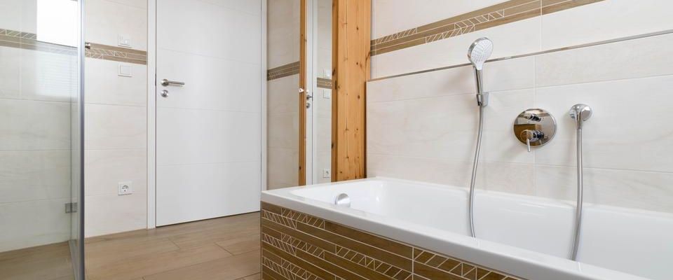 Exklusive, neuwertige 3-Zimmer-Wohnung mit zwei Balkonen und Traumblick Richtung München - Photo 1